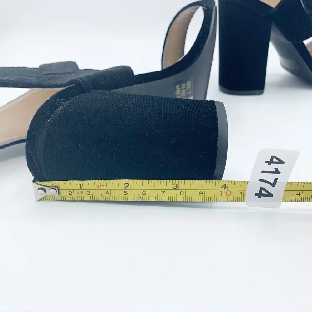 Qupid Women’s Velvet Wide Strap Chunky Heel Sandals‎ in Black Sz 7